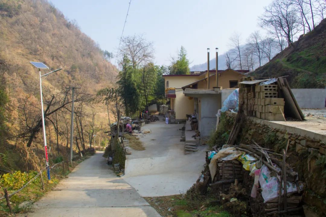 寻访秦岭龙潭村,背篓都是背在背上,这位大婶为何将其挎在腰间?