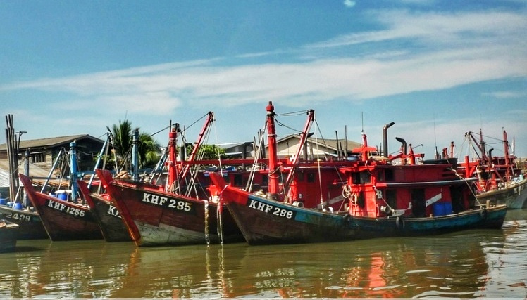 和尚纹头抽烟，男厕挂仨*旗国**女厕却无，游客表示：这个国家好奇怪