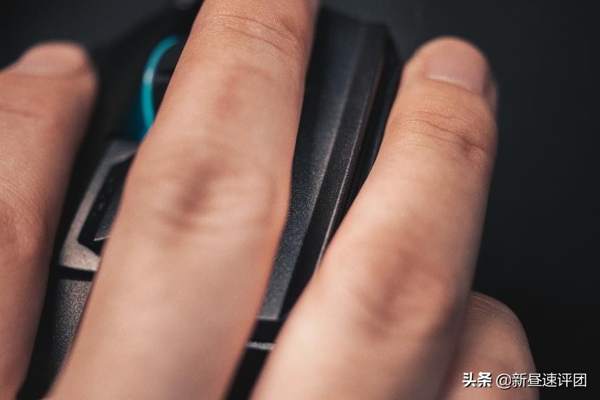 PMW3389加持，模块化设计鼠标骨伽700MEVO评测