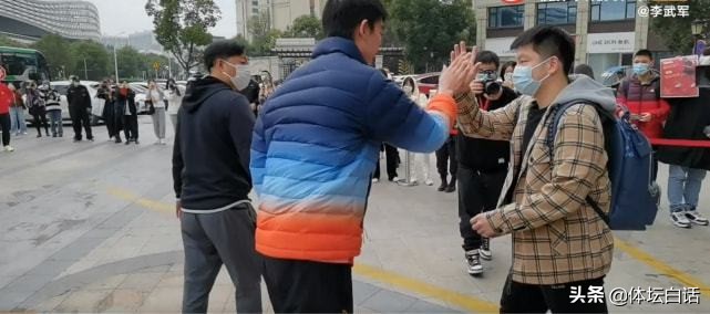 国乒樊振东黑色体恤,樊振东陈梦同款衣服完整视频