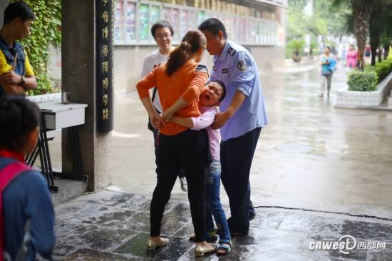 小学三年级孩子在学校哭怎么办,孩子上一年级哭不肯去学校怎么办