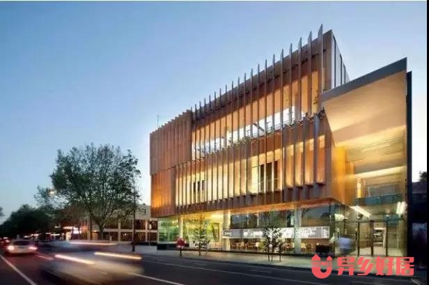 徜徉书籍海洋享受读书乐趣,徜徉在书海里面