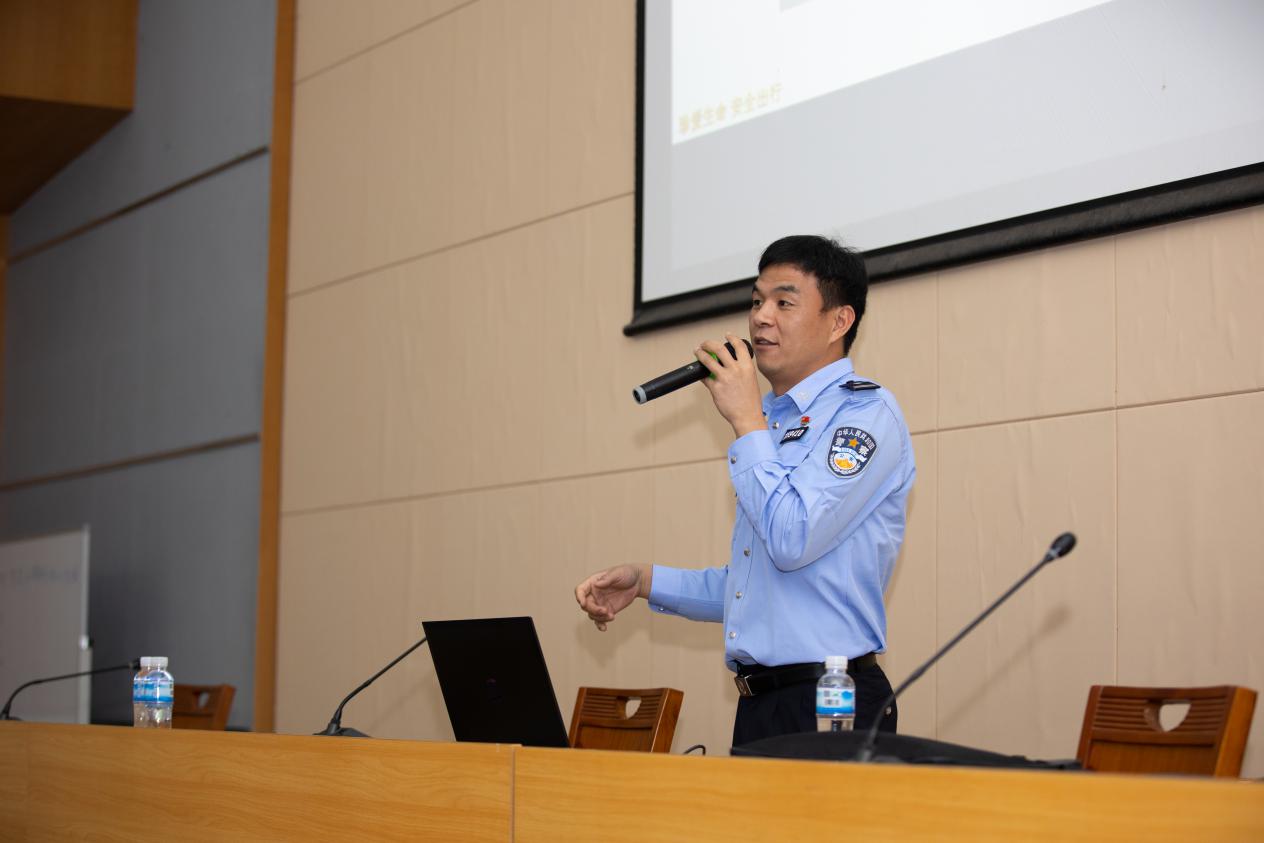 邓楠薪:马路上的“神探”教官