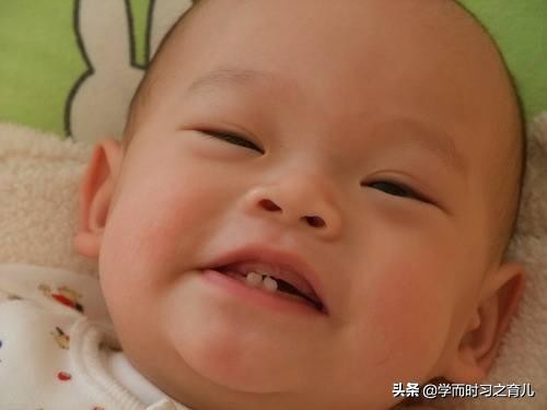 宝宝几月开始长牙为正常呢,宝宝开始长牙的时候会有什么表现