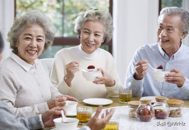 几点吃晚餐能让你健康又长寿,晚餐的好习惯让你健康不发胖
