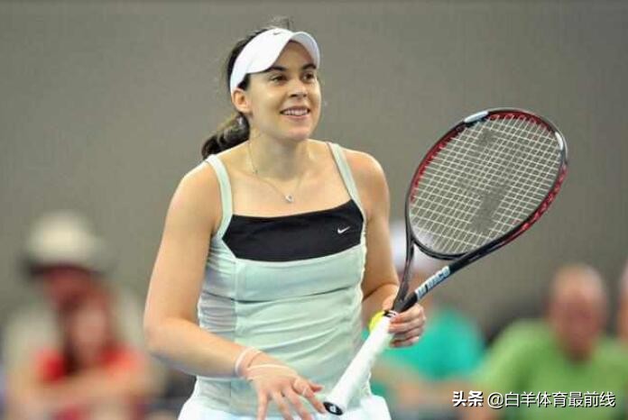 35岁的“小白兔”巴托丽结交小10岁强力男友,如今的她越来越滋润