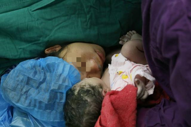 分娩前先肚子疼还是先见红,分娩时先见红和先破水有什么区别