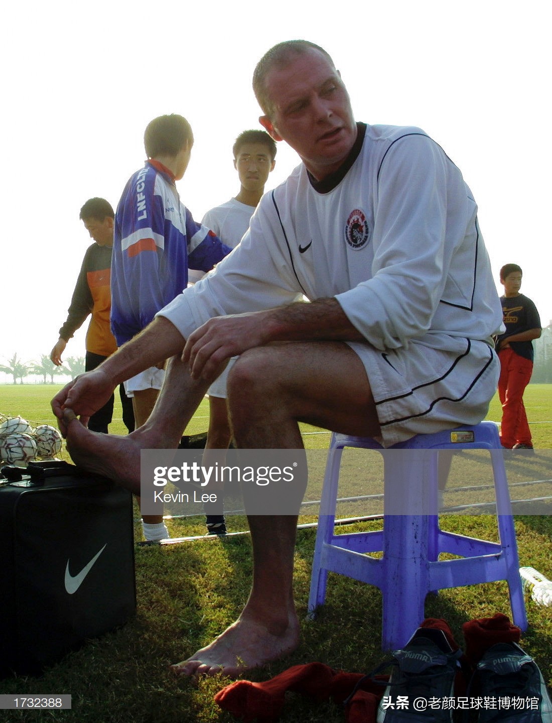 破产酒鬼的球鞋拍卖值6万,加图索的恩人名字成为香港路名