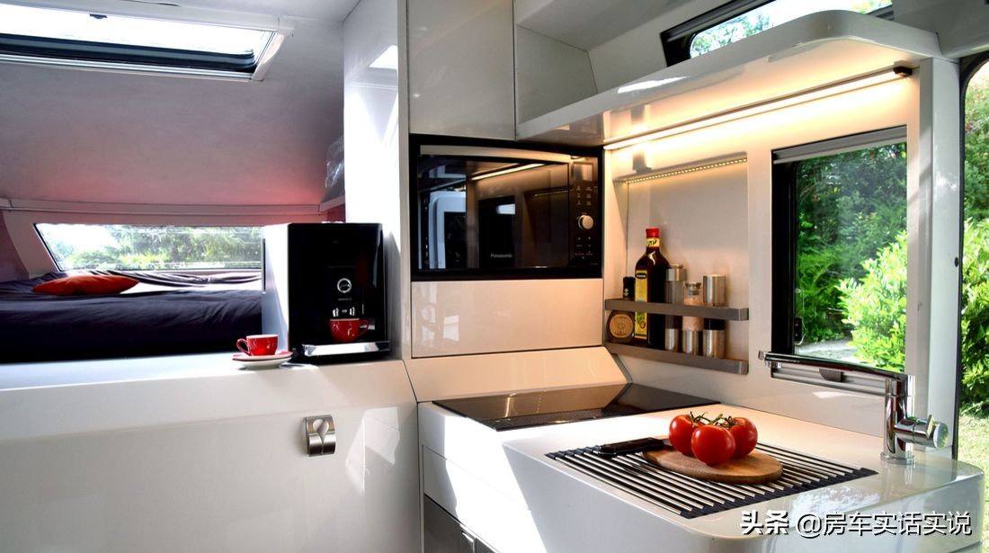 和一般常见的皮卡房车布局不同,dmax皮卡房车六座布局