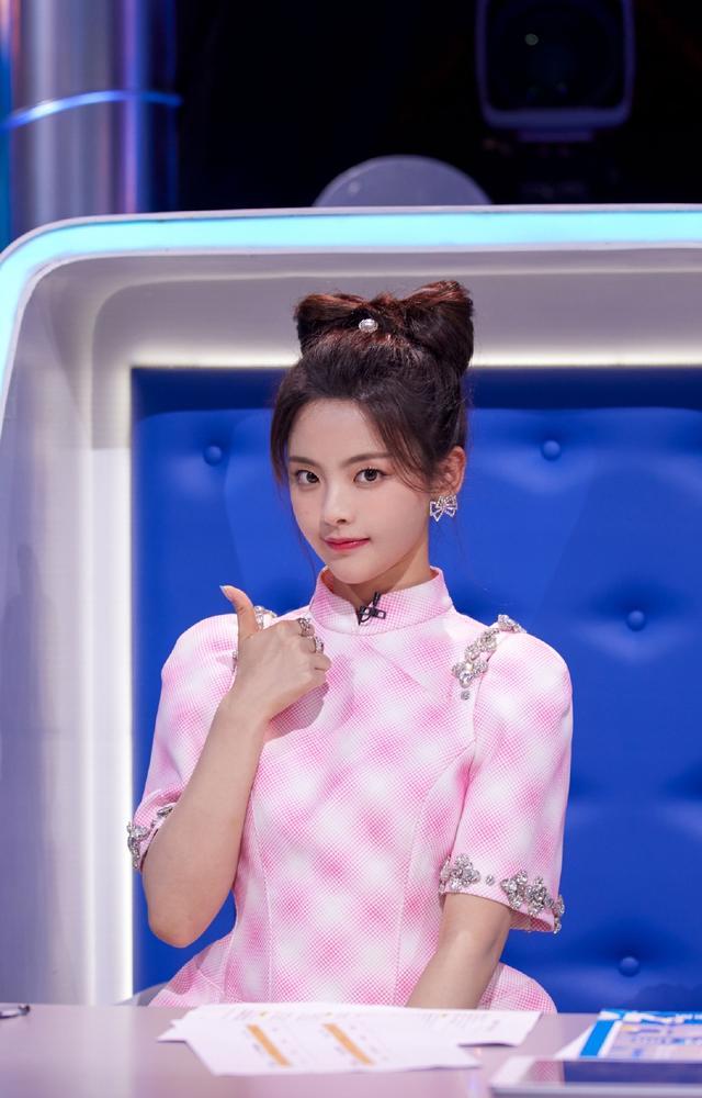 杨超越机场旗袍裙照片,杨超越综艺制服照片