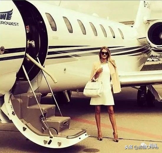 吉娘娘与刘雯一起走秀,刘雯吉娘娘同台