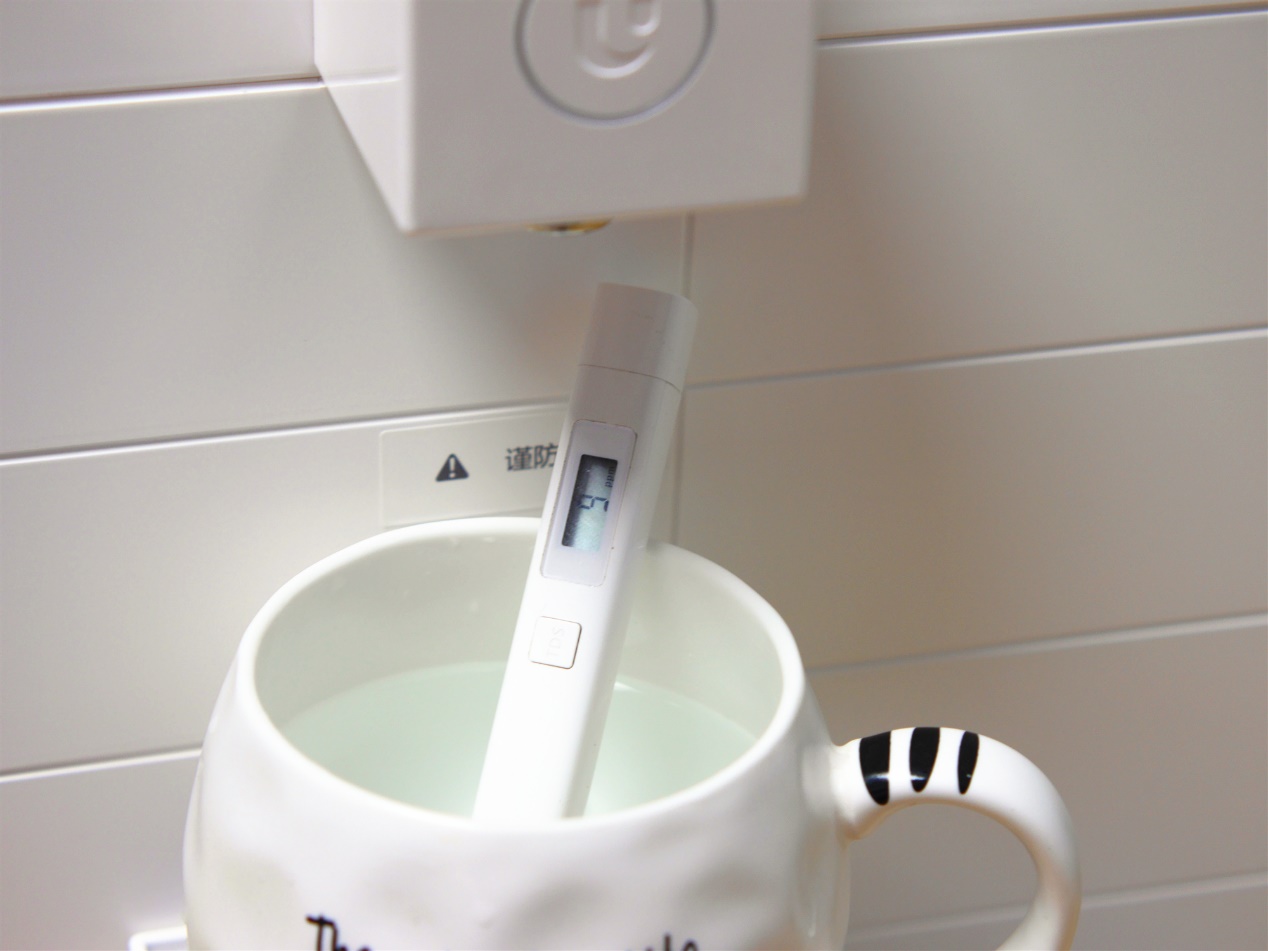 把纯水机从厨房搬到桌面上，小米优点酷吧让孩子喝上有温度的纯水