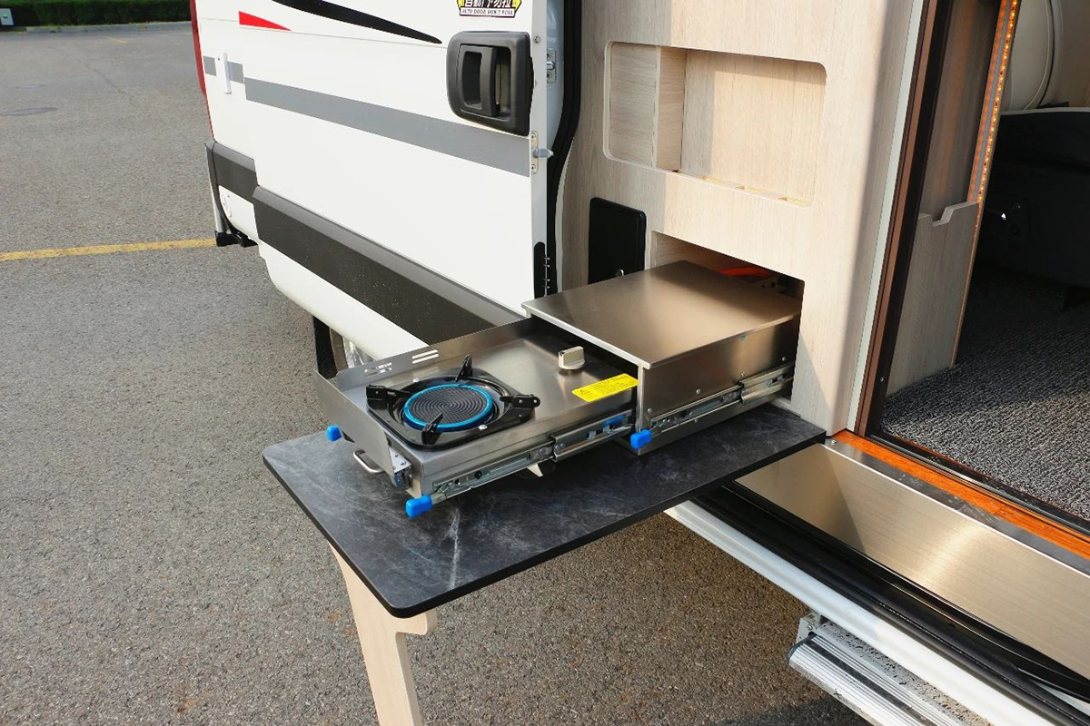 卫航定制版b型房车,卫航房车最新款大通v90后双轮b型