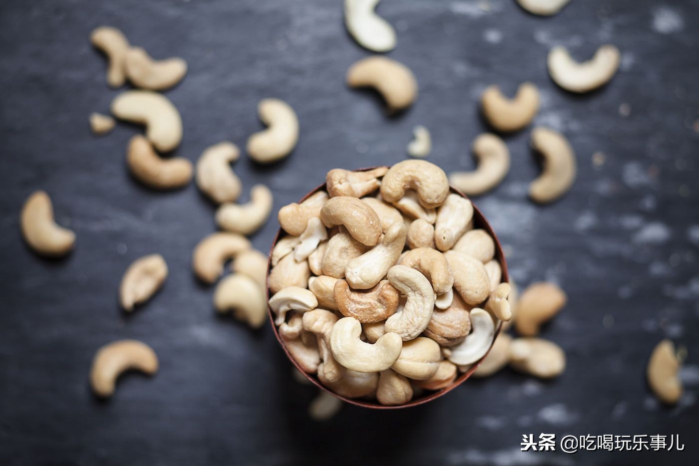 像花生一样好吃的腰果长在树上吗,腰果树上的腰果
