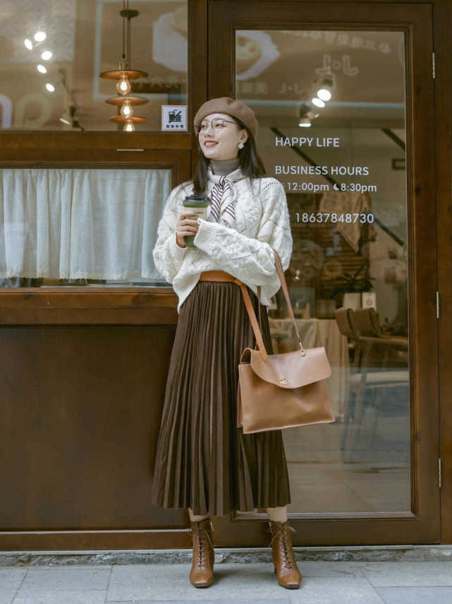 百褶裙穿起来,百褶裙上面穿个什么衣服