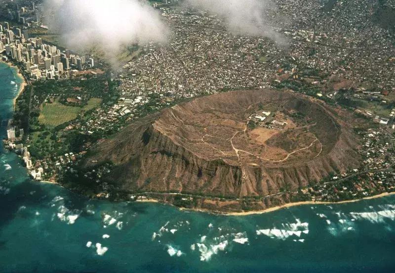 寻找侏罗纪世界中的火山岛，和“驯龙高手”一起拯救史前小短手！