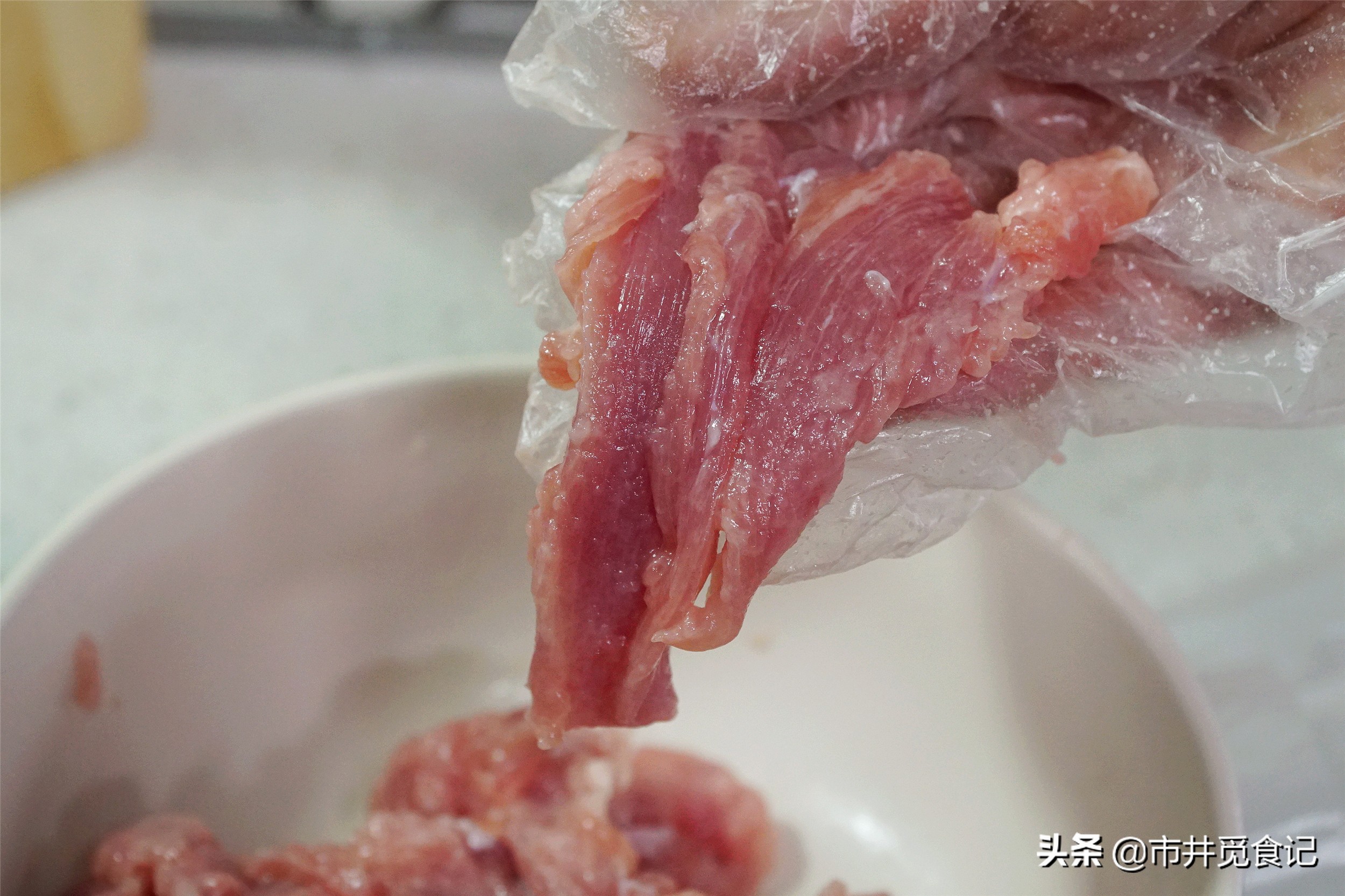 炒肉片是先腌一下好还是不腌好,炒肉片时裹淀粉