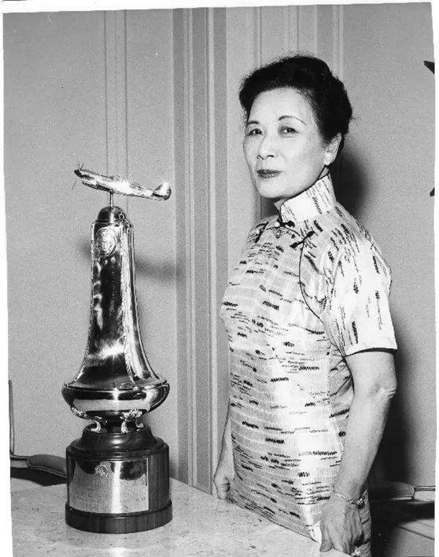 富家小姐嫁给穷后生，她婚后赚钱养家，不曾想丈夫却喜欢上了寡妇