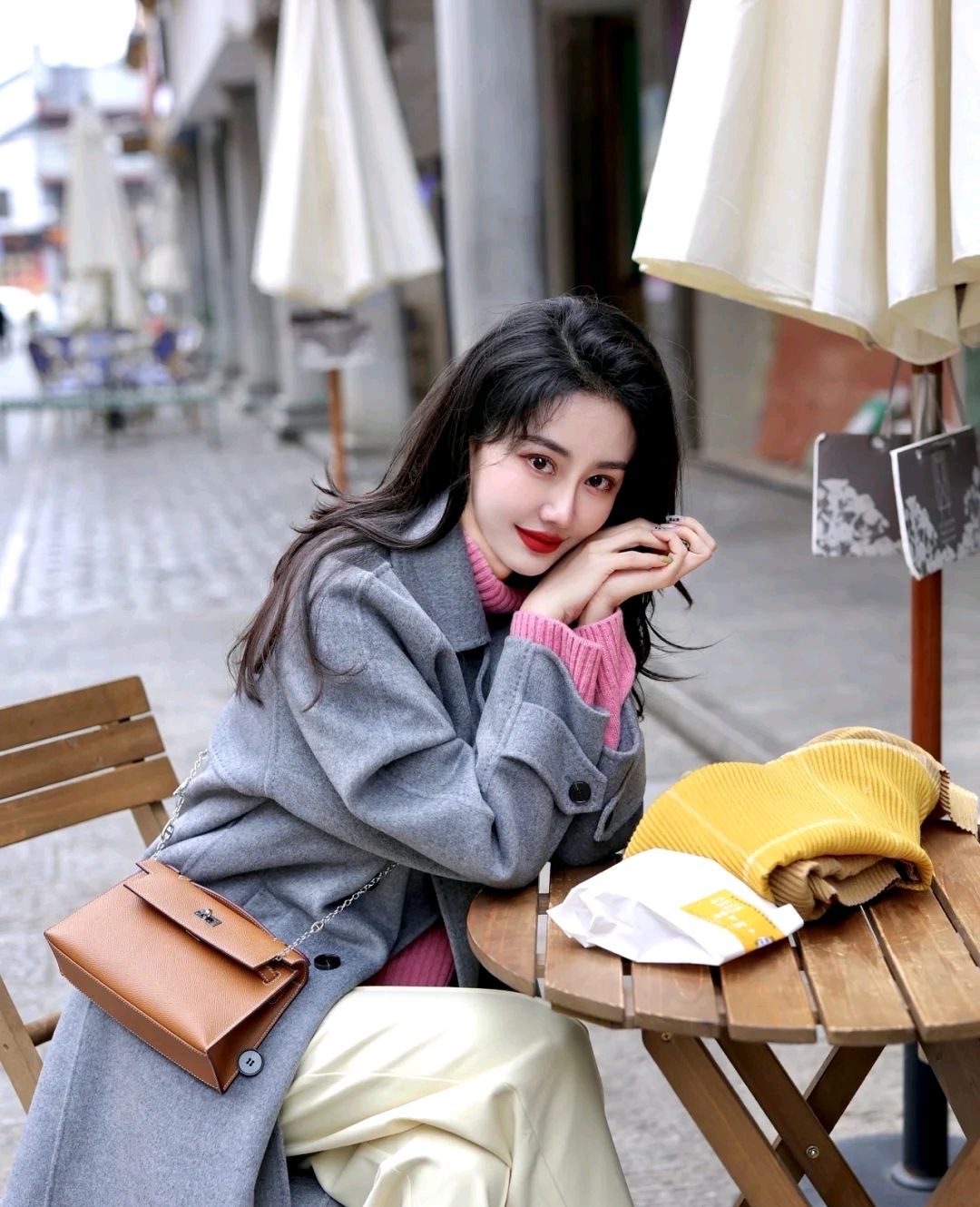 宽松毛衣叠穿搭配冬季,冬季黑色大衣和白色带帽毛衣穿搭