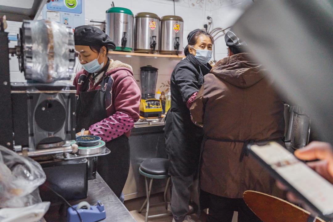 就这家连门都没有的2㎡小店,居然能在上海红17年?