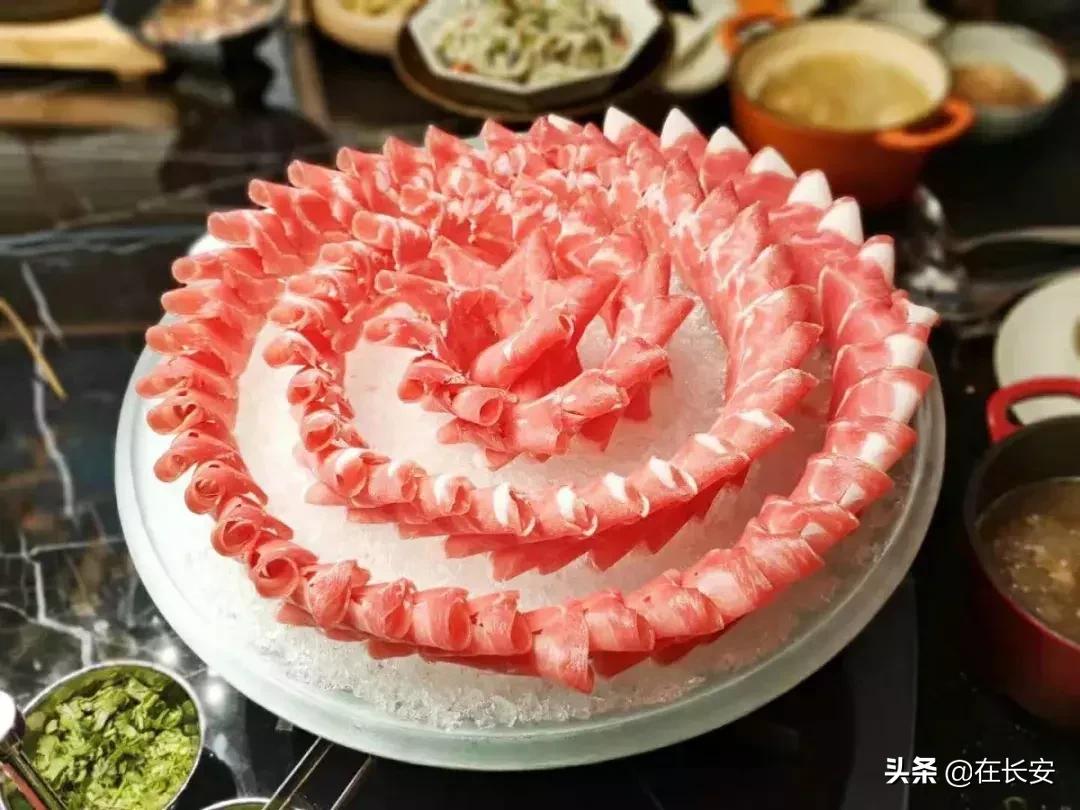 小火锅锅底有六种口味满足你,一桌小火锅