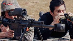 我国出产的*用军**轮胎,材料比钢强6倍,被*药炸**轰穿后能行驶71公里