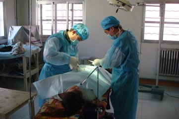 怀孕误喝避孕药肚子疼,女人喝了避孕药怀孕后肚子疼