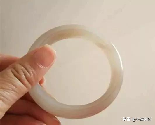 女人佩戴什么样的手镯最养人,女人一生最幸福的玉镯