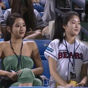 女的喜欢抖腿是什么心理表现,女孩抖腿的心理学暗示