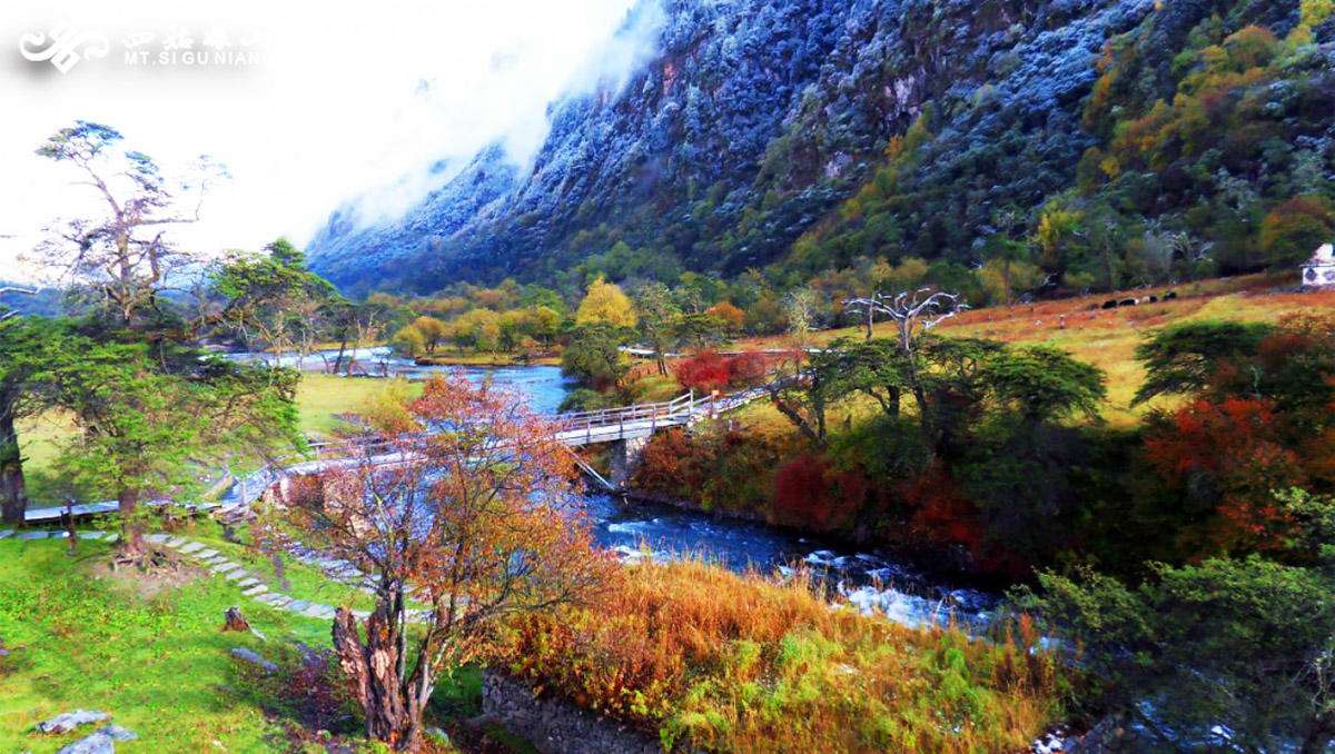 稻城亚丁色达四姑娘山自驾地图,稻城亚丁到色达中途哪里可以住宿