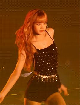 泰国名媛爱豆出道，在韩国被种族歧视当面骂脏话，在中国被骂人妖