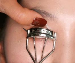 眼妆画完一会就脏掉了,眼妆一画就显得凶