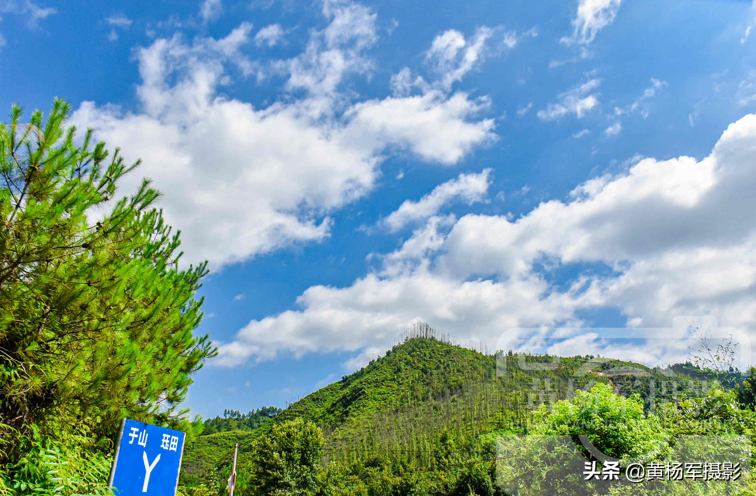 赣州于都县于山的美丽风光，蓝天白云下的绵延青山景色如画，很美