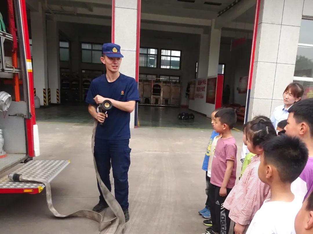 和消防员一起过六一儿童节,六一消防童行