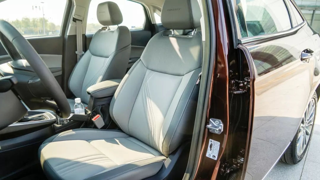 福特新款福睿斯实拍曝光颜值提升,长安福特福睿斯性能测试