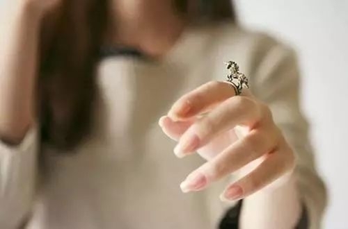 女士正确戴戒指左手还是右手招财,女戒指戴左手还是右手代表财运