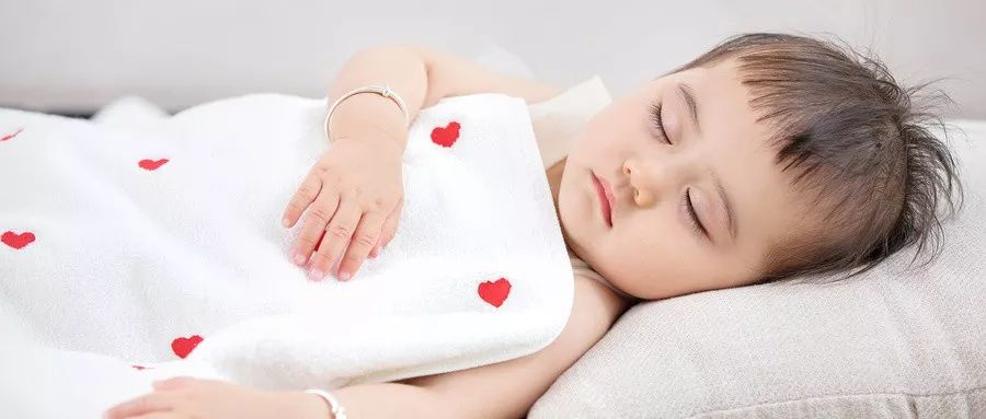 8岁女童将3块积木塞入*体下**：我拼命保护的孩子，却毁在性早熟上