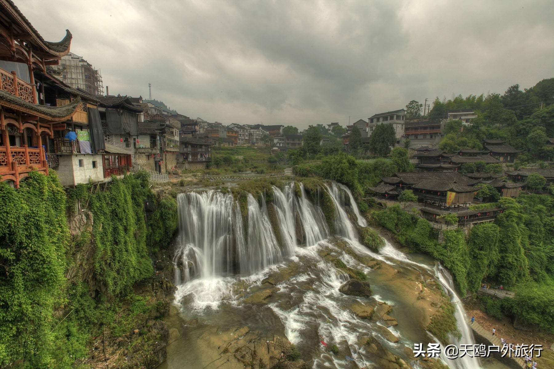 芙蓉镇一座挂在瀑布上的千年古镇,瀑布上的千年古镇芙蓉镇