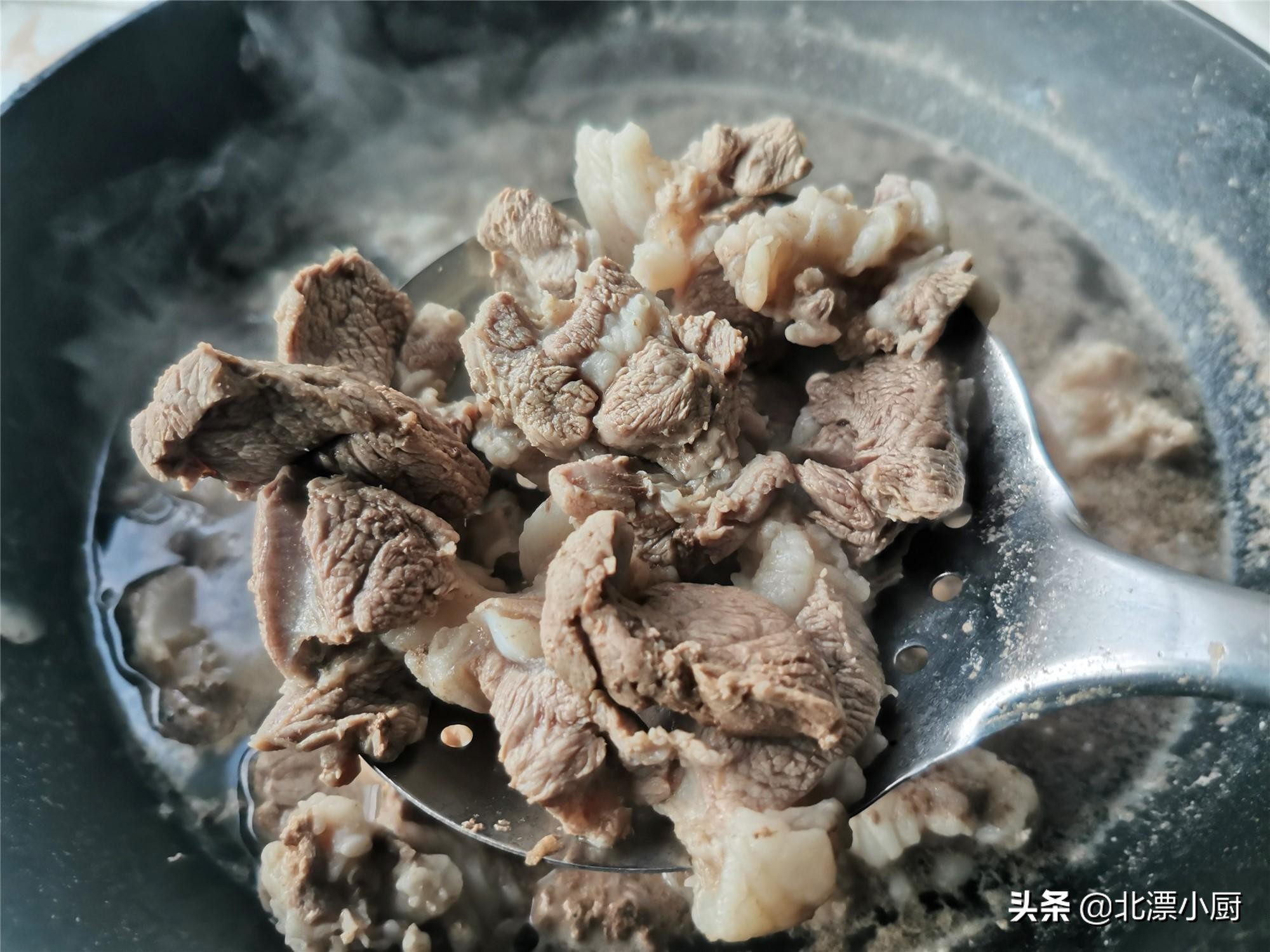 炖羊肉放啥汤不发黑,炖羊肉汤的羊肉能不能提前泡好