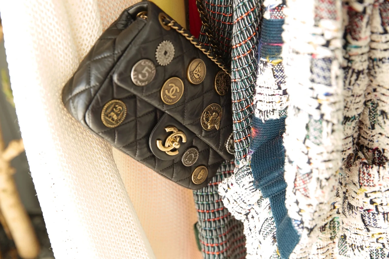 打开韩国潮模IreneKim的衣橱，原来她有这些Chanel的特别款