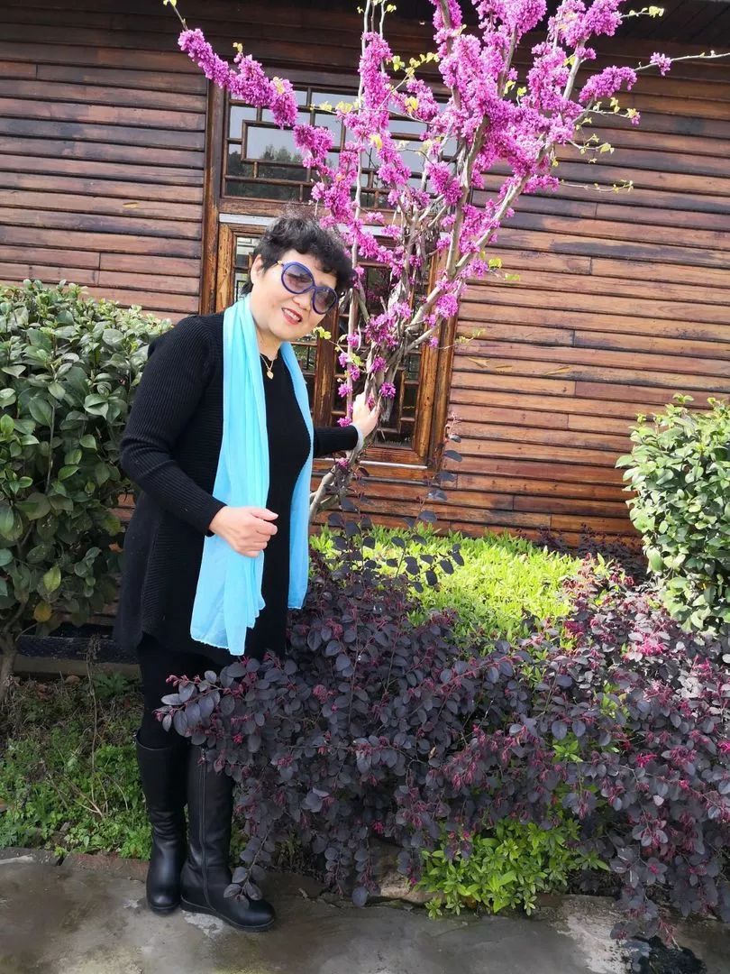 大妈旅游照专用动作,中国大妈外出旅游标准动作