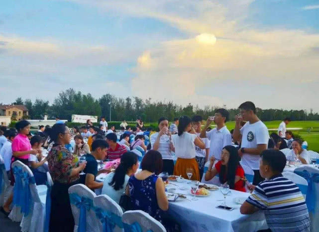 高考470分升学宴,330分上专科家长大摆80桌升学宴