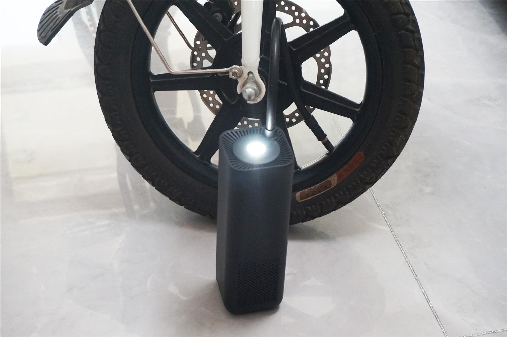 开车遇到轮胎不够气,骑车路过电动车没气帮忙打气