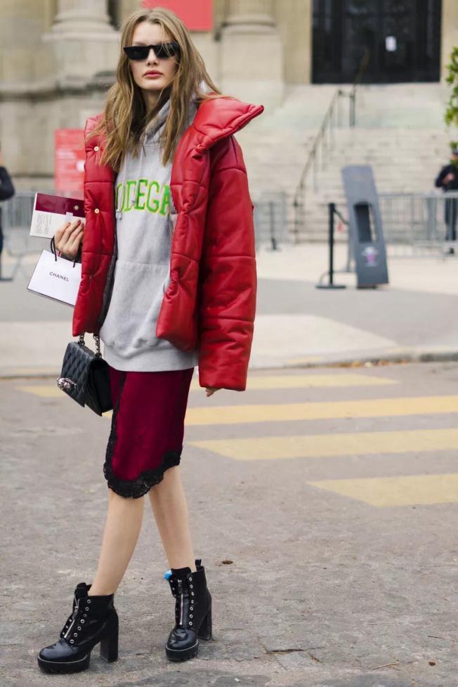 卫衣短靴今年秋冬最in穿搭,带帽卫衣配光腿神器短靴秋冬