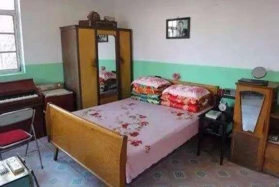 在一张床的见证下,女人完成了她们人生的蜕变