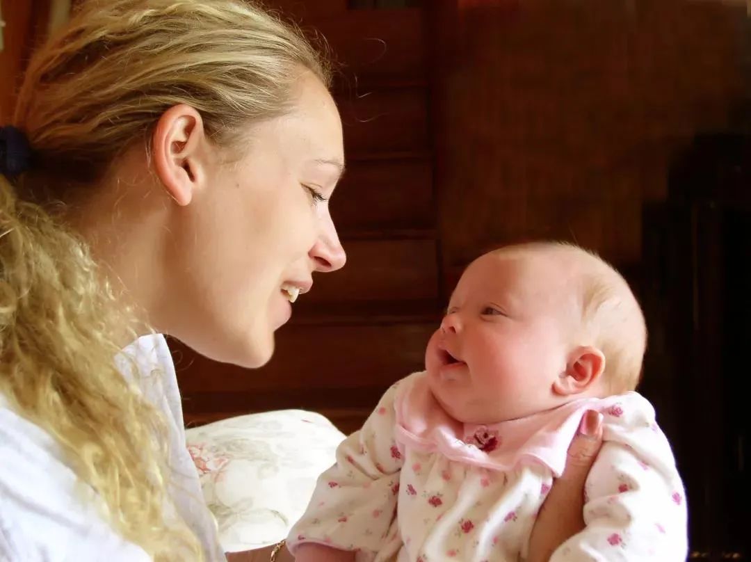 隆过胸的妈妈，母乳里真的有毒吗？