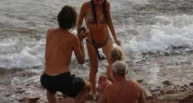 最强产妇走红,下海游个泳顺便把娃生了,网友:公公接生?