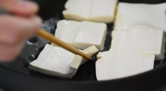 煎豆腐老是糊底儿怎么办,煎豆腐避免糊锅的办法