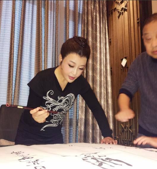 65岁刘晓庆一身黑装现身气场十足,刘晓庆老了反而好看