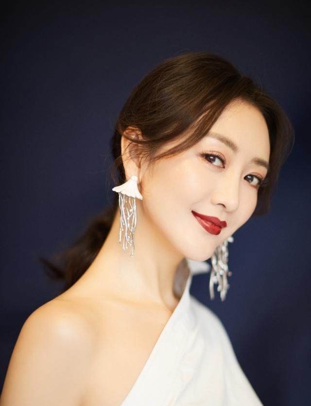 王鸥西装搭配休闲鞋,王鸥黑色西装裙